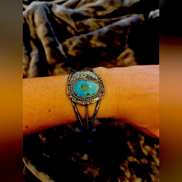 Authentic Vintage Navajo sterling turquoise stone set silver cuff bracelet - Picture 4 of 6